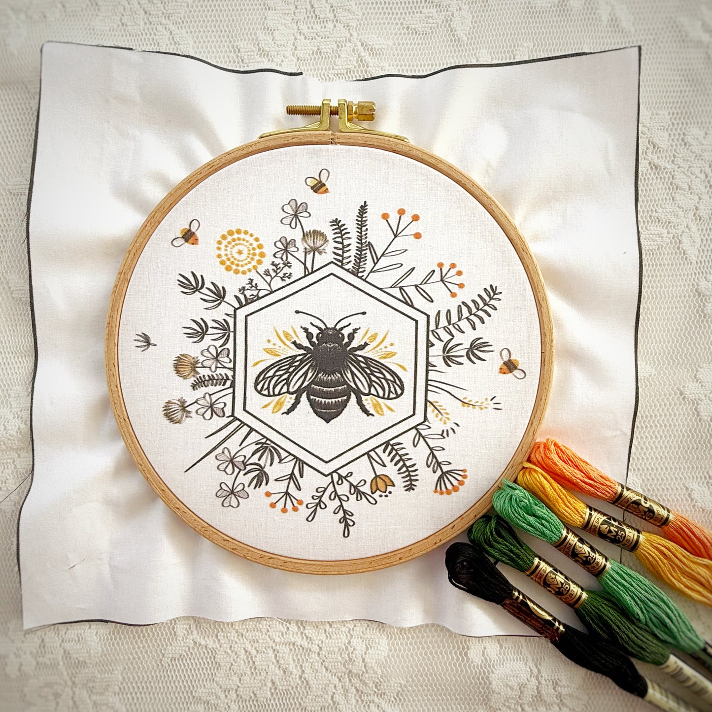 רוקמת בעצמי - מסיבת תה - מלכת הדבש - 16 ס״מ
