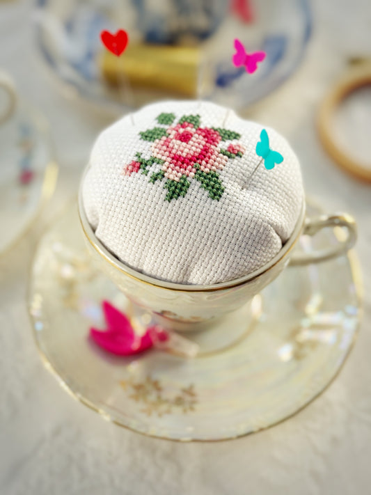 ערכת כרית סיכות רקומה בספל