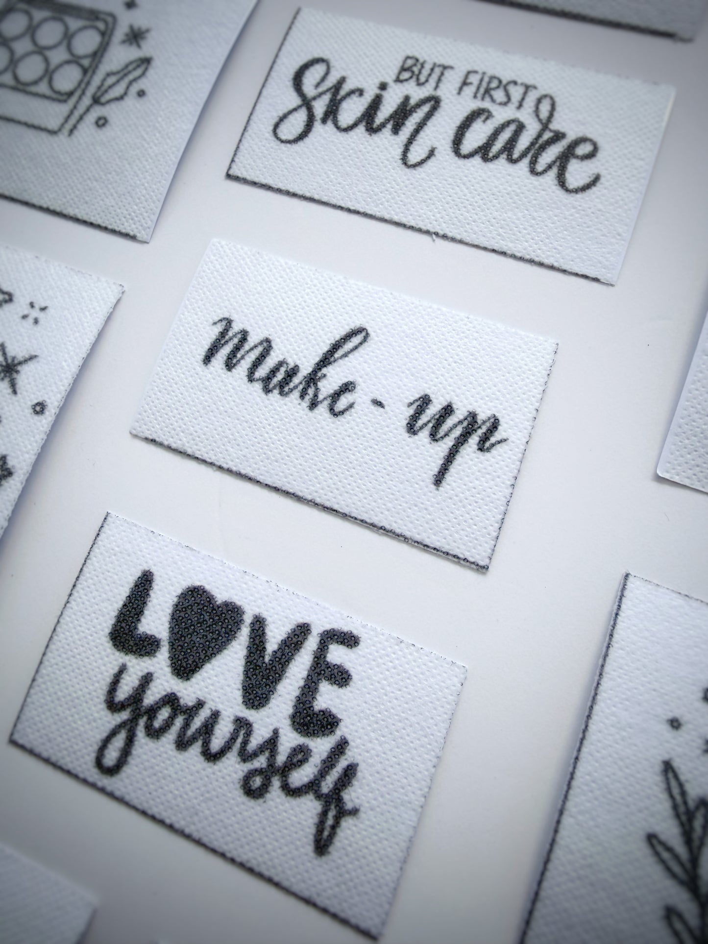 מדבקות רקמה - מארז איפור וטיפוח