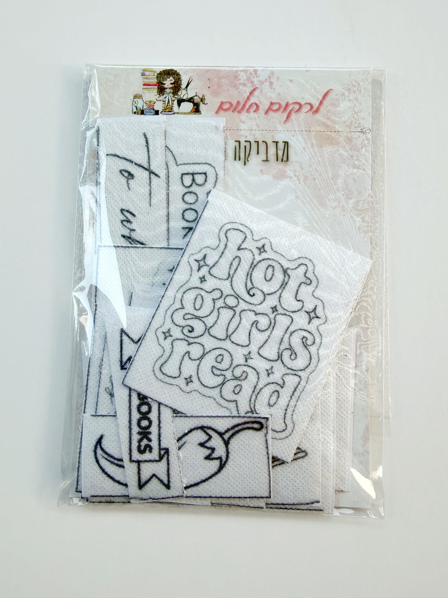 מדבקות רקמה - קוראת ורוקמת