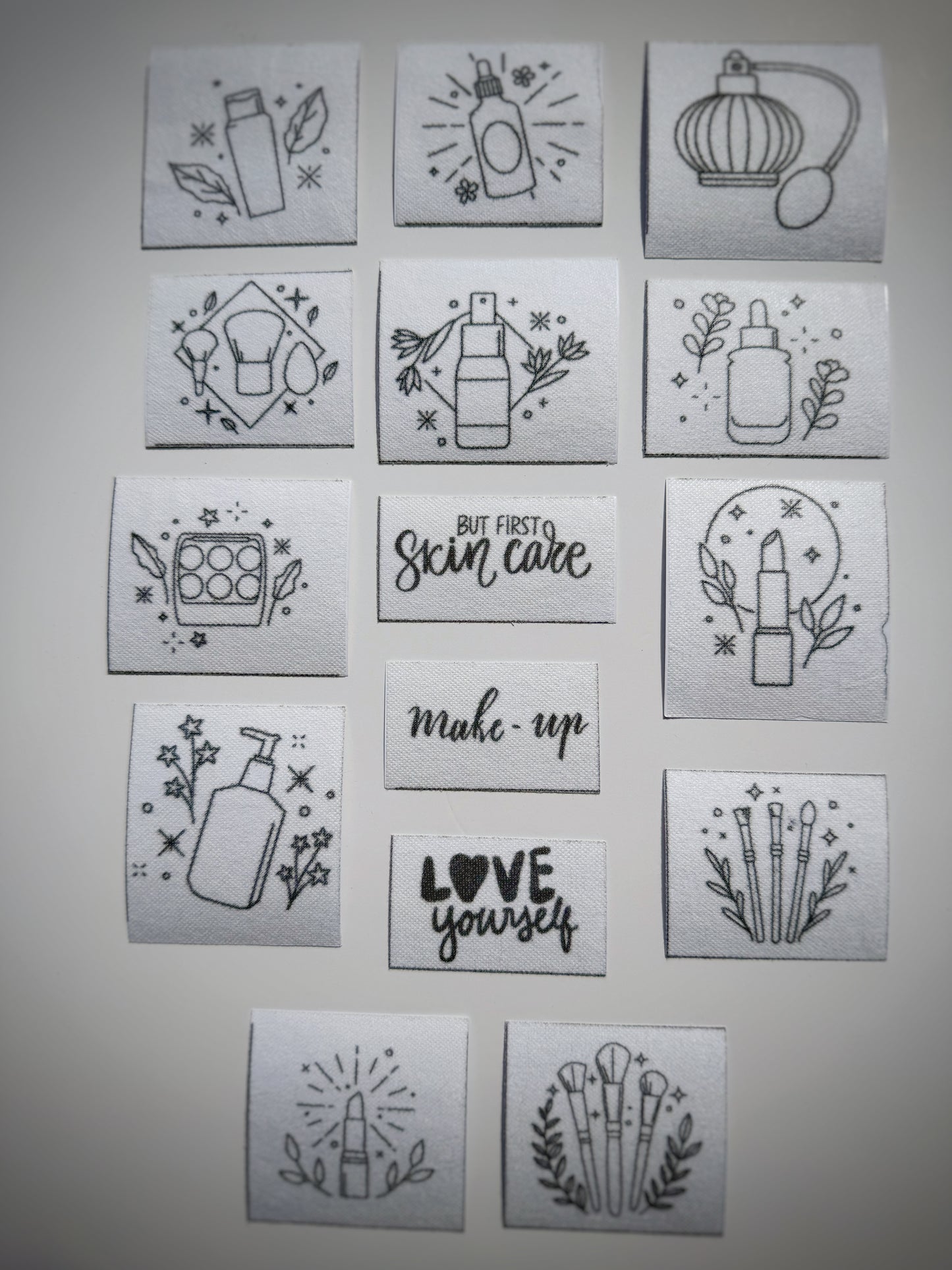 מדבקות רקמה - מארז איפור וטיפוח