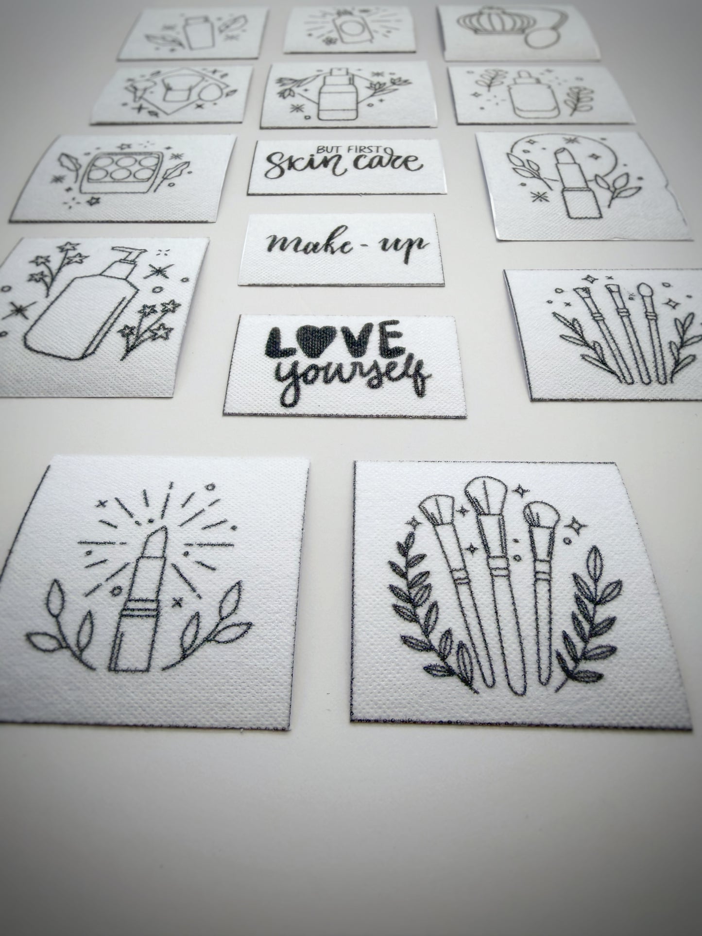 מדבקות רקמה - מארז איפור וטיפוח