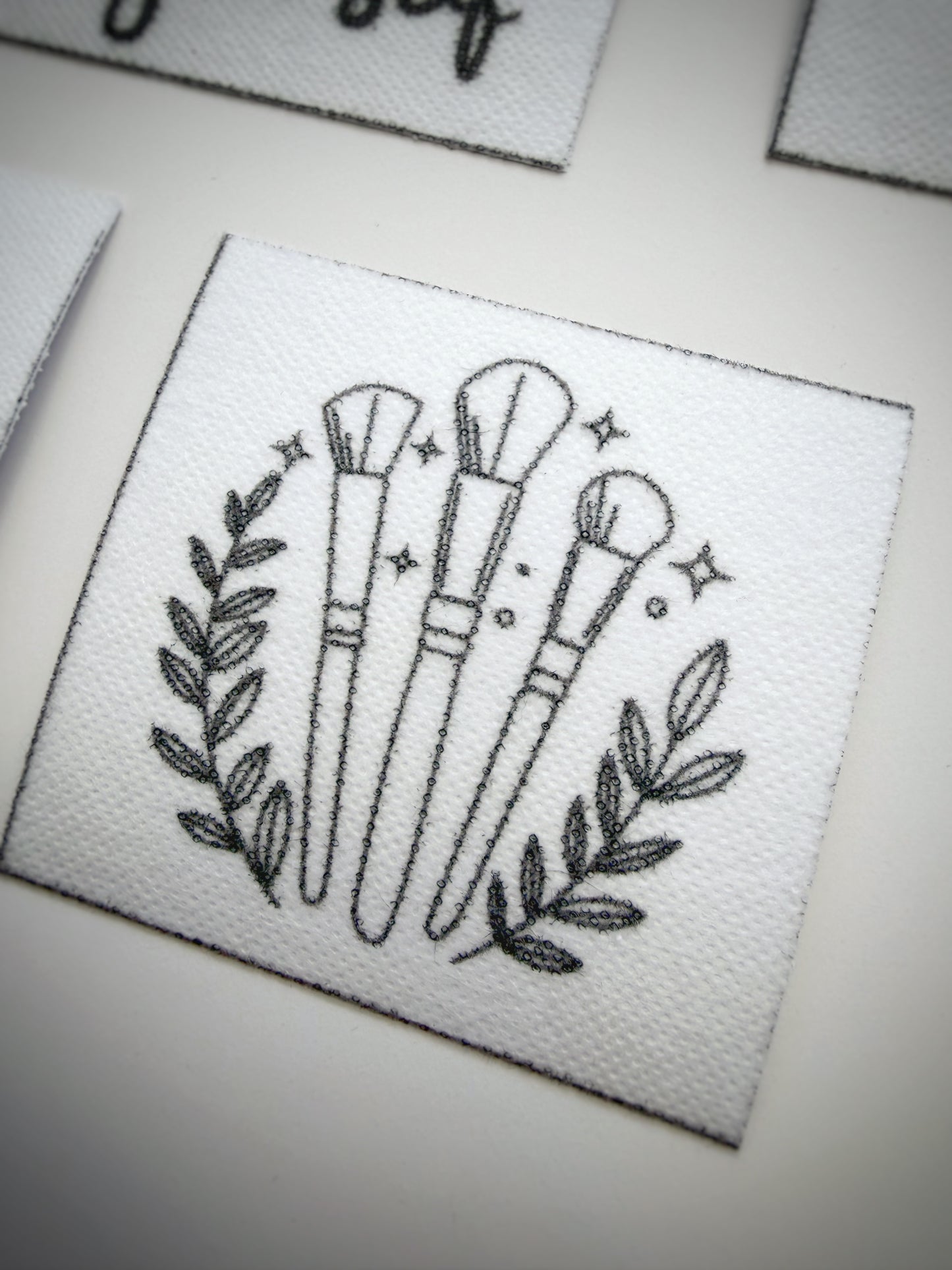 מדבקות רקמה - מארז איפור וטיפוח